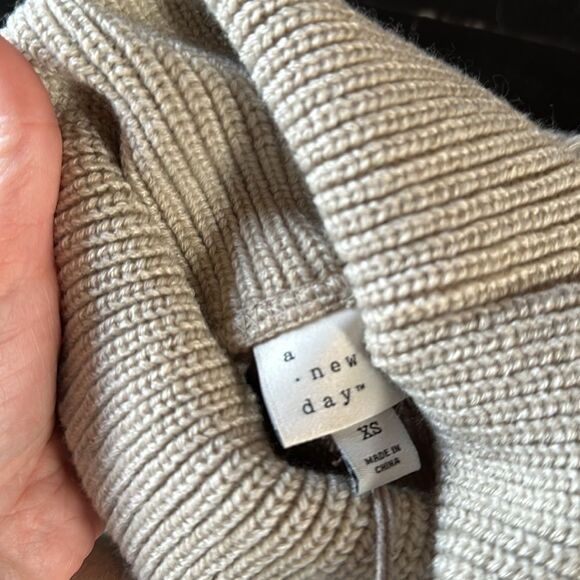 A New Day - NWT - Tan turtleneck sweater - size XS - Picture 3 of 7